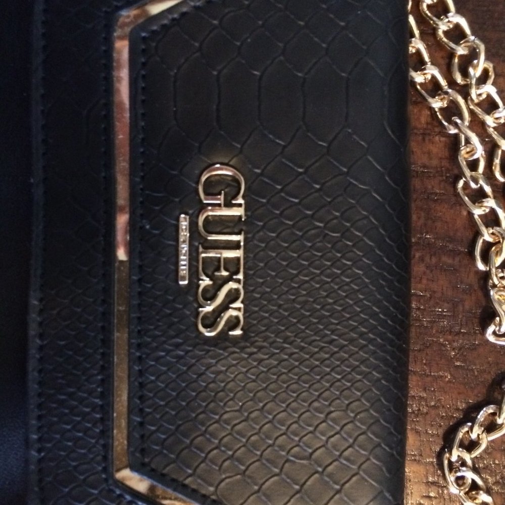 Small black Guess purse with golden chains straps - Picture 5 of 5